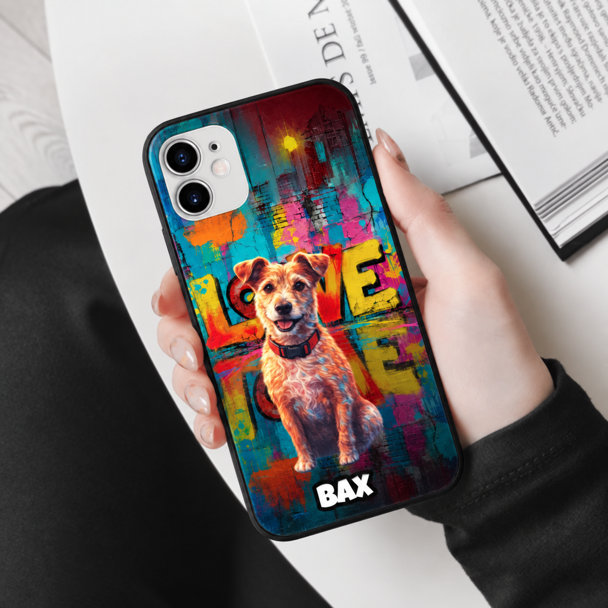 Personalisierte Handyhülle mit Streetart-Design, farbenfrohe Grafik eines Hundes und dem Wort "LOVE".