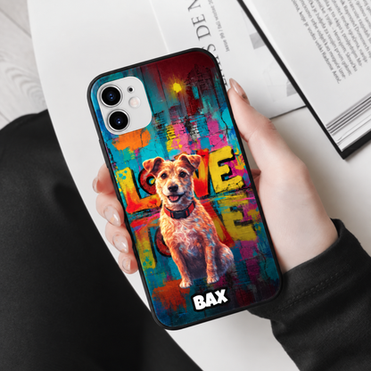 Personalisierte Handyhülle mit Streetart-Design, farbenfrohe Grafik eines Hundes und dem Wort "LOVE".