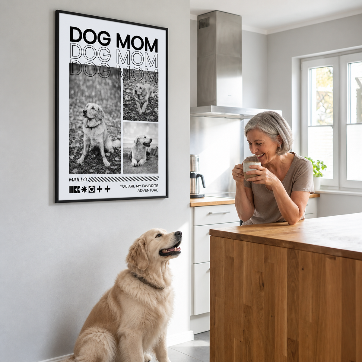 Personalisierte Dog Mom Poster in Schwarz-Weiß, gerahmt, mit Hundebildern und Texten. Hund sitzt vor einer Frau in einer modernen Küche.