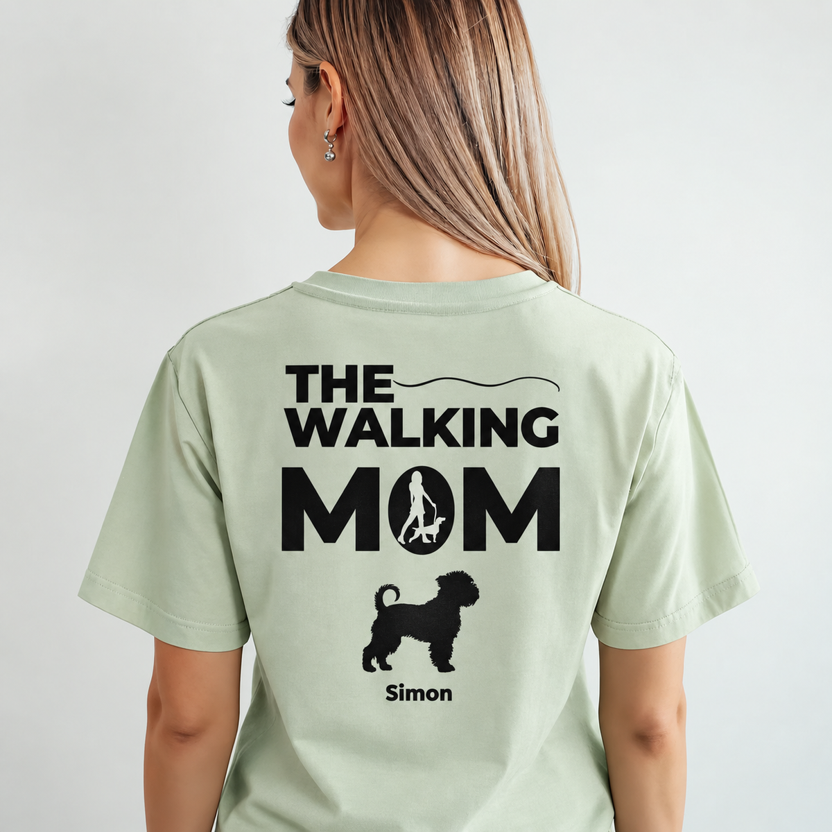 Personalisiertes, mintgrünes T-Shirt mit Aufdruck "THE WALKING MOM" und Hundesilhouette.