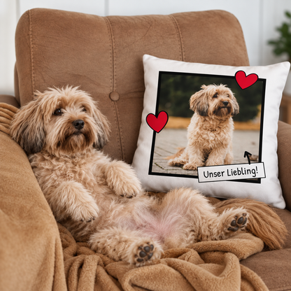 Personalisiertes Fotokissen mit Herzchen, zeigt ein Bild eines Hundes und den Text "Unser Liebling!".
