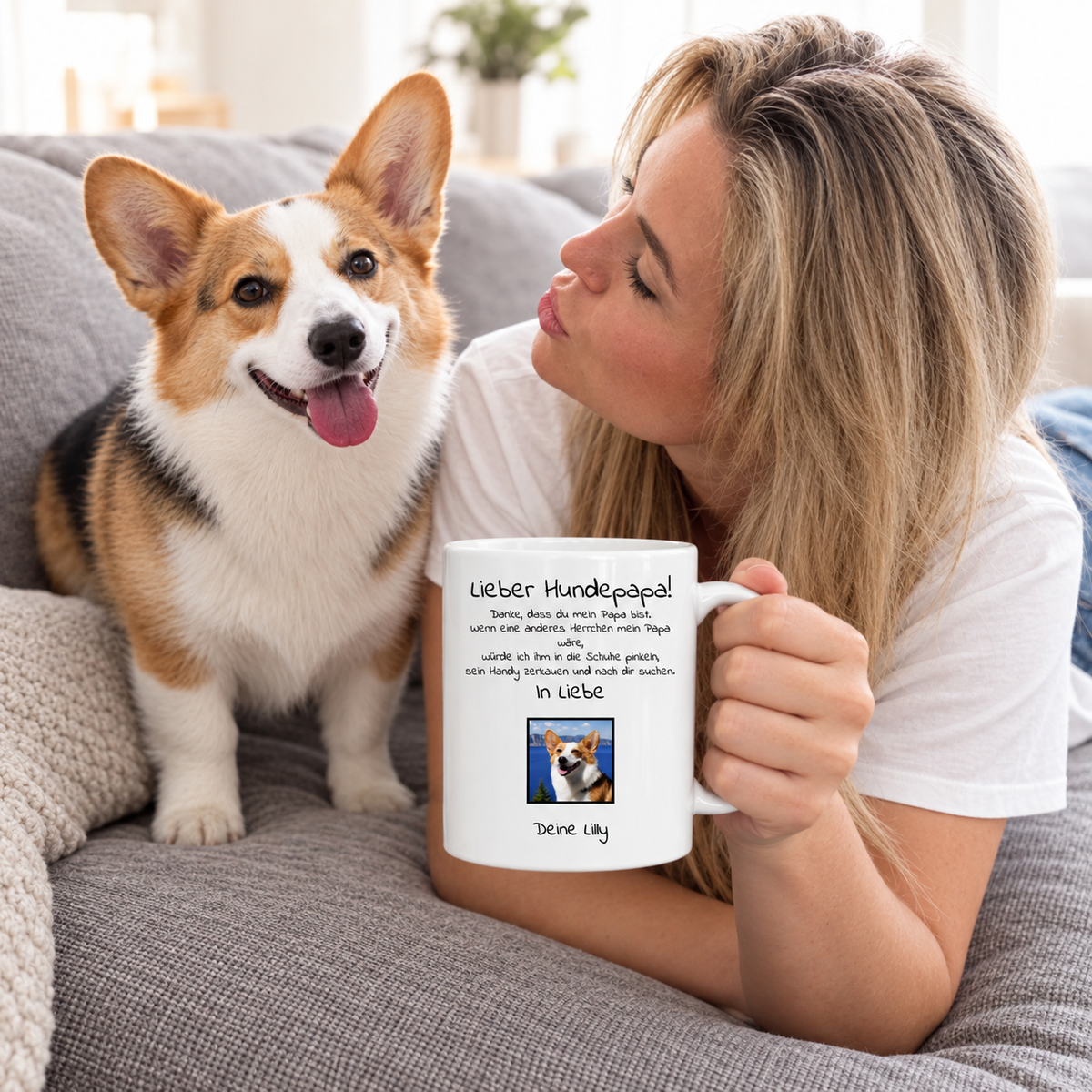 Person hält eine personalisierte weiße Tasse mit Hundebild und Text, während sie einen Corgi anblickt.