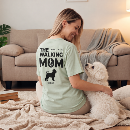 Personalisierbares, grünes T-Shirt mit schwarzem Aufdruck "The Walking Mom" und Hundemotiv.