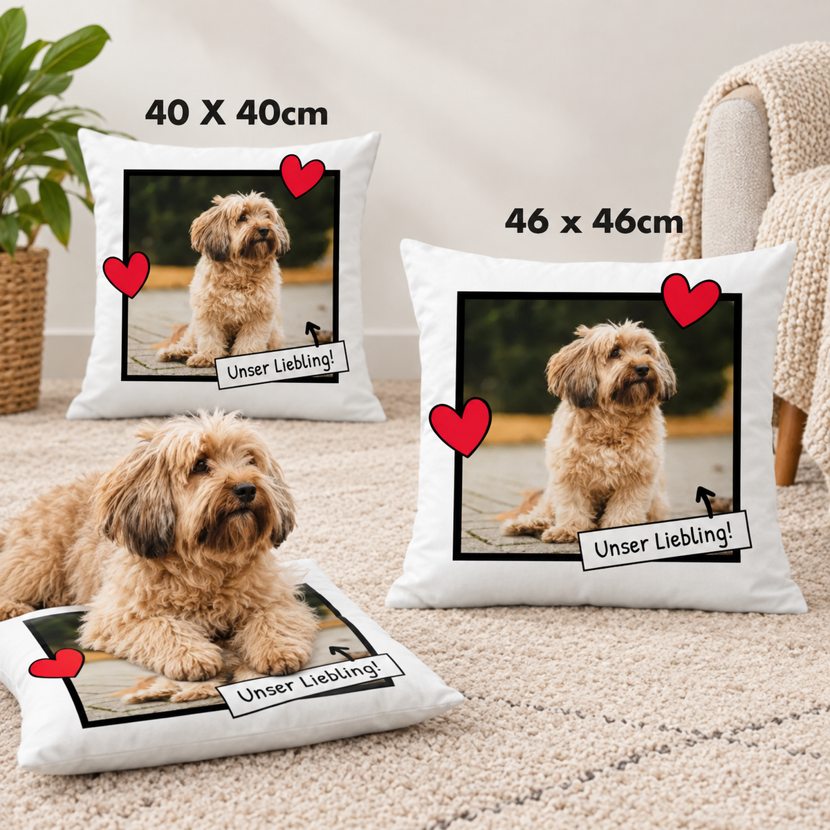 Zwei personalisierte Fotokissen in Weiß mit Herzchen, Größen 40x40cm und 46x46cm.