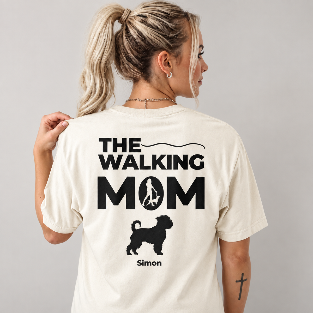 Beige T-Shirt mit schwarzem Aufdruck "THE WALKING MOM" und Hundemotiv, personalisiert mit dem Namen Simon.