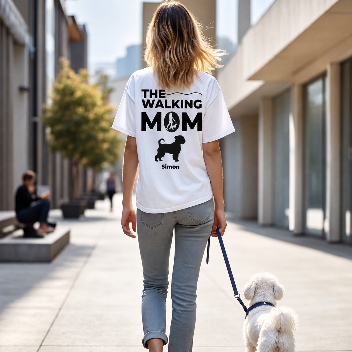 Weißes T-Shirt mit dem Schriftzug "THE WALKING MOM" und einem Hundemotiv auf dem Rücken, personalisiert mit "Simon".
