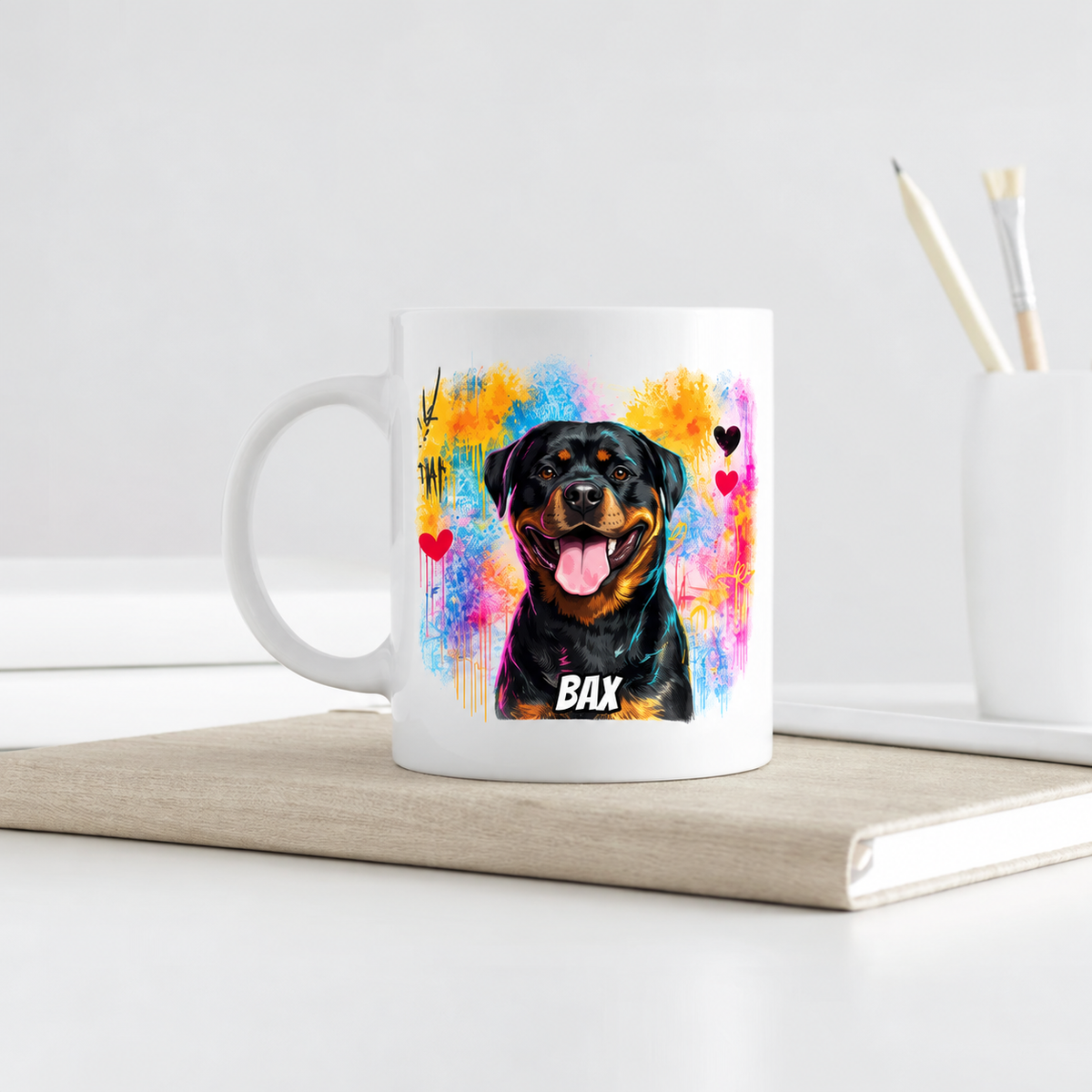 Personalisierte weiße Tasse mit Graffiti-Druck eines Rottweilers und bunten Farbspritzern.