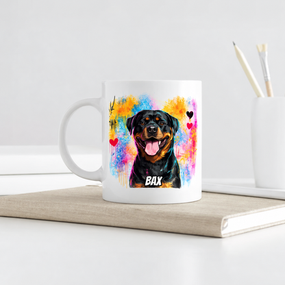 Personalisierte weiße Tasse mit Graffiti-Druck eines Rottweilers und bunten Farbspritzern.