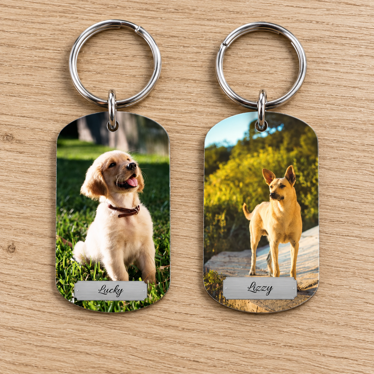Doppelter Schlüsselanhänger mit zwei Fotos von Hunden und Gravuren der Namen Lucky und Lizzy.
