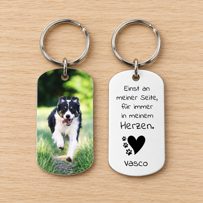 Personalisierter Schlüsselanhänger mit Hundebild auf der Vorderseite und einem Text auf der Rückseite. Silberfarben.