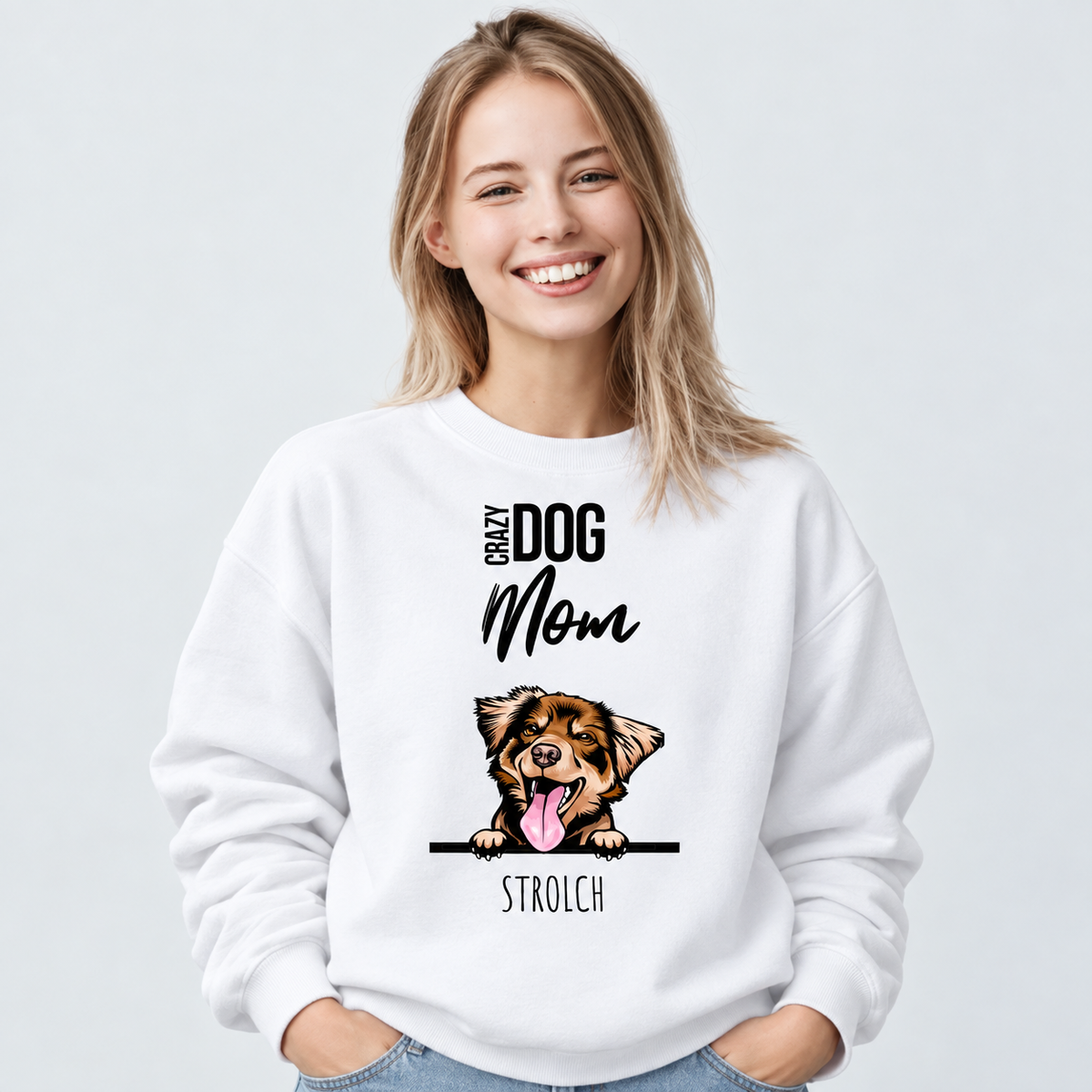 Weißes Sweatshirt mit Grafik eines Hundes und dem Text "Crazy Dog Mom" und "Strolch".