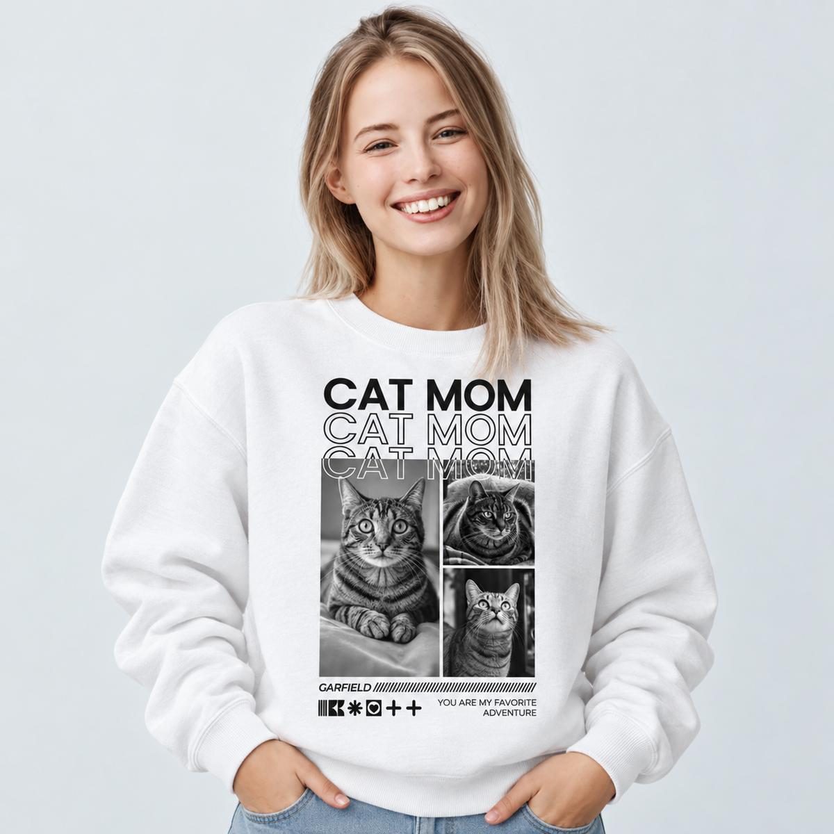 Weißes Sweatshirt mit dem Aufdruck "Cat Mom" und Katzenmotiven in Schwarz-Weiß.