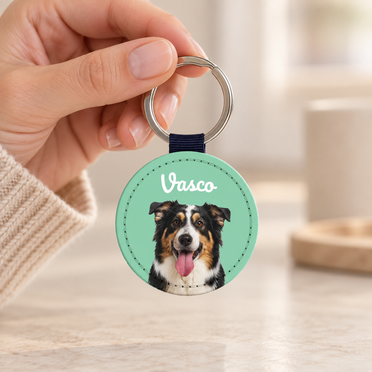 Personalisierter Schlüsselanhänger aus Kunstleder mit Hundeportrait und blauem Anhänger.