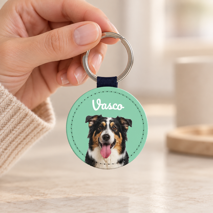 Personalisierter Schlüsselanhänger aus Kunstleder mit Hundeportrait und blauem Anhänger.