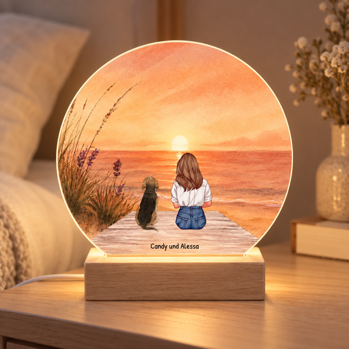Personalisierte LED Nachtlicht mit einer Illustration einer Frau und ihrem Hund am Strand bei Sonnenuntergang. Holzsockel.