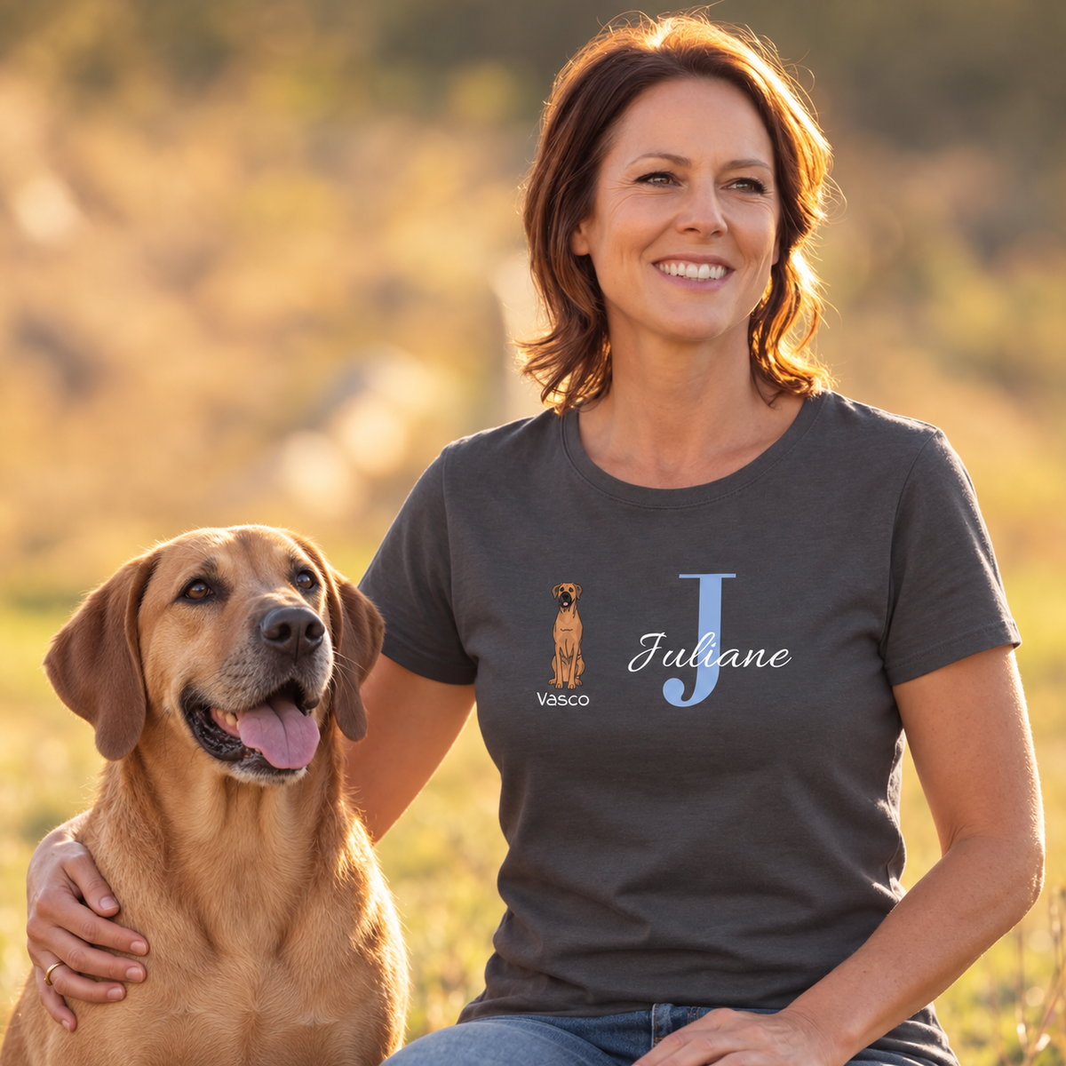 Graues T-Shirt mit Initiale "J" und Hundemotiv, Personalisiert mit dem Namen Juliane und dem Tiernamen Vasco.