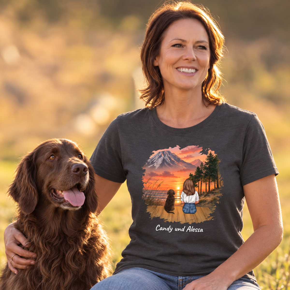 Dunkelgraues T-Shirt mit personalisiertem Motiv von Frau und Hund vor einer Berglandschaft.