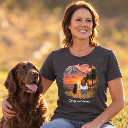 Dunkelgraues T-Shirt mit personalisiertem Motiv von Frau und Hund vor einer Berglandschaft.