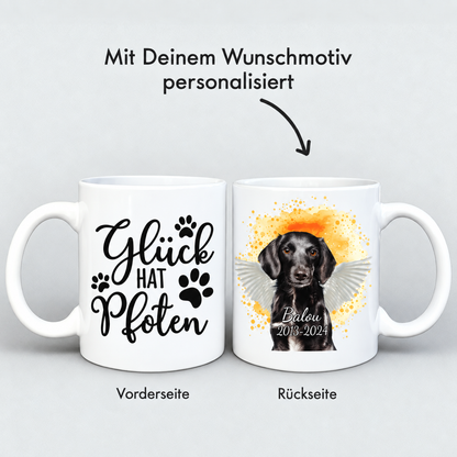 Personalisierte weiße Tasse mit Hundeporträt und Schriftzug auf Vorder- und Rückseite.