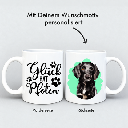 Personalisierte Tasse mit Hundeportrait, weiße Keramik, Aufschrift "Glück hat Pfoten" auf Vorderseite.