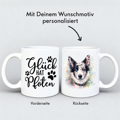 Personalisierte, weiße Tasse mit Aquarellmotiv eines Hundes und dem Schriftzug "Glück hat Pfoten".
