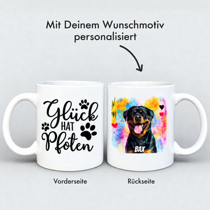 Personalisierte Tasse mit Graffiti-Design, Vorderseite mit Text, Rückseite mit Hundemotiv in bunten Farben.