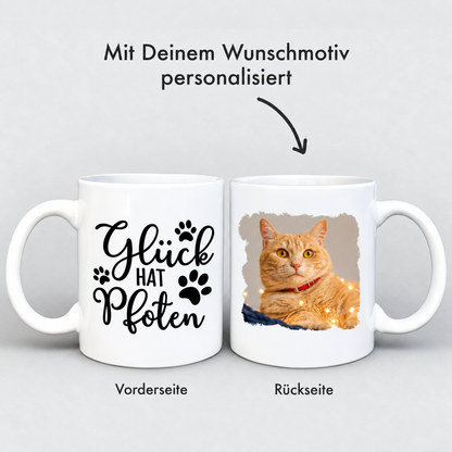 Personalisierte Tasse mit Katzenmotiv, weiß, vorne Text "Glück hat Pfoten", hinten Foto einer Katze.