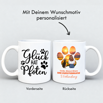 Personalisierte weiße Tasse mit schwarzer Schrift und Pfotenmotiv auf der Vorderseite, grafikseitig mit Sonnenuntergangsbild.