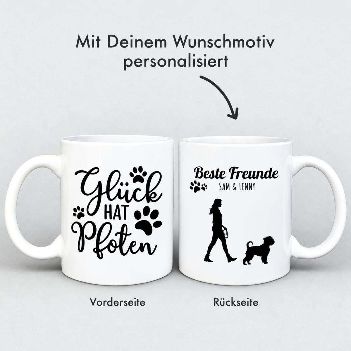 Personalisierte weiße Tasse mit schwarzem Aufdruck „Glück hat Pfoten“ und Silhouette einer Person mit Hund.