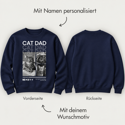 Dunkelblaues Sweatshirt mit Katzenmotiven auf der Vorderseite, personalisierbar mit Namen. Rückseite schlicht.