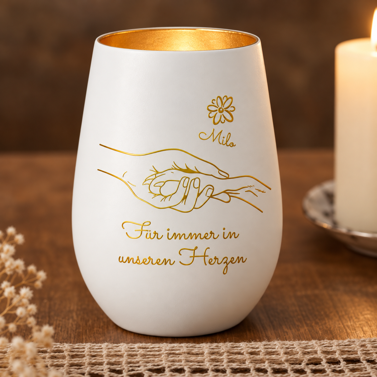 Personalisiertes Trauerlicht in Weiß mit goldenem Innenrand und eingraviertem Schriftzug und Händen, für eine besondere Erinnerung.