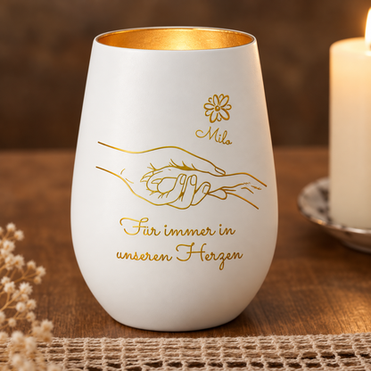 Personalisiertes Trauerlicht in Weiß mit goldenem Innenrand und eingraviertem Schriftzug und Händen, für eine besondere Erinnerung.