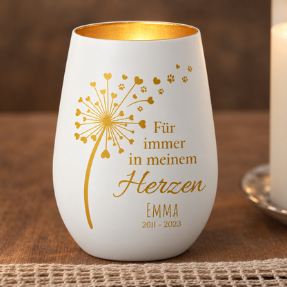 Personalisiertes Trauerlicht in Weiß mit goldener Schrift und Herzmotiven, für verstorbene Personen.