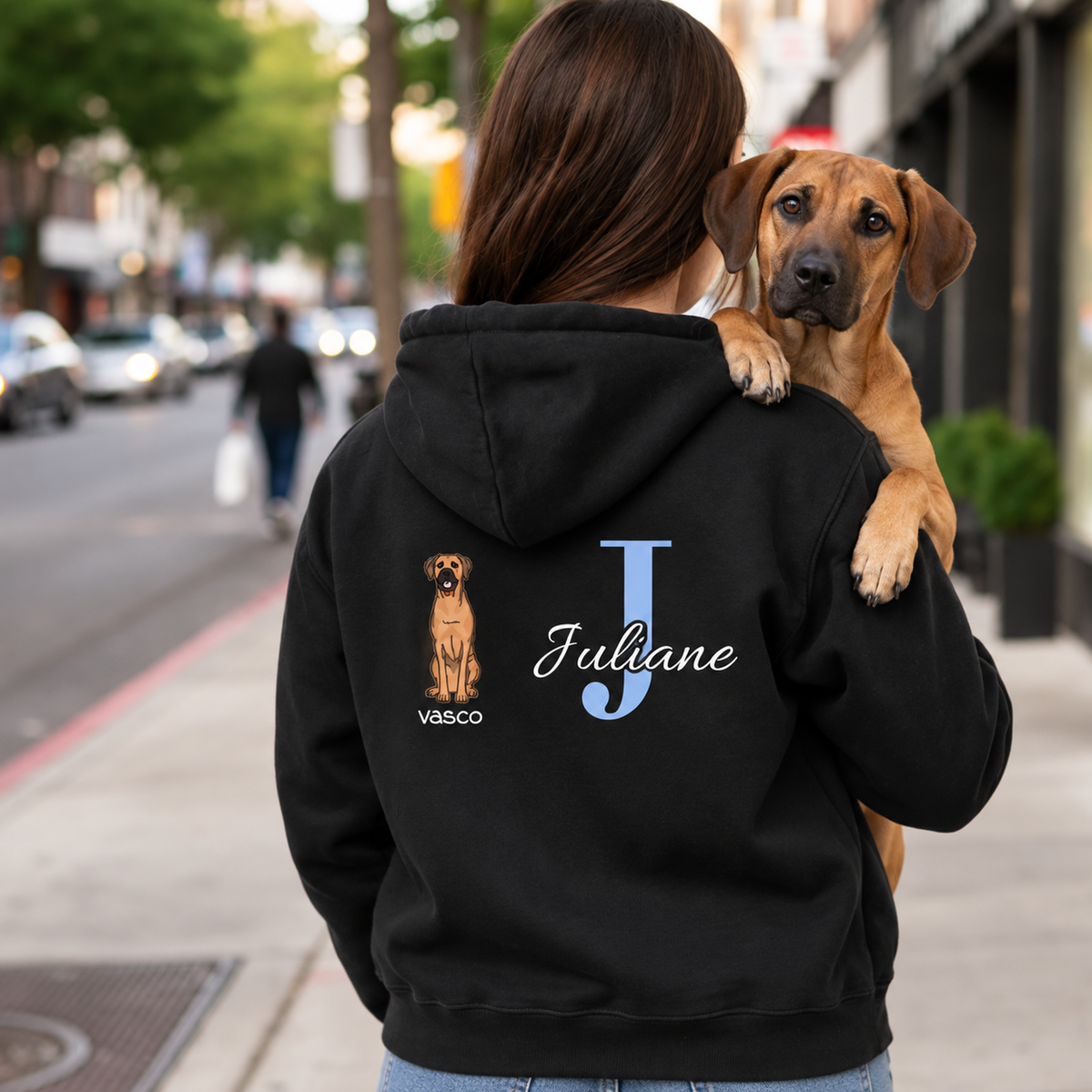 Schwarzer Hoodie mit personalisierter Initiale "J" und Hundemotiv auf der Rückseite. Trägt eine Person mit Hund.