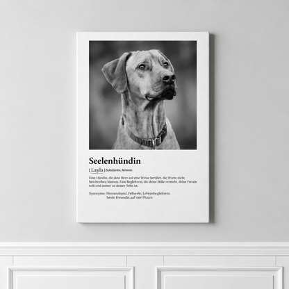 Personalisierte Leinwand mit schwarz-weißem Hundebild und Definition "Seelenhündin". Text beschreibt die Eigenschaften.