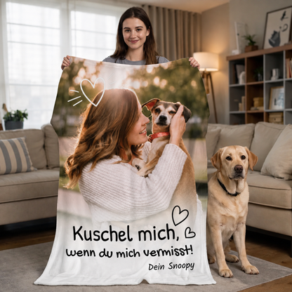 Personalisierte Kuscheldecke mit Foto einer Frau, zwei Hunden und Text in einer Wohnumgebung.