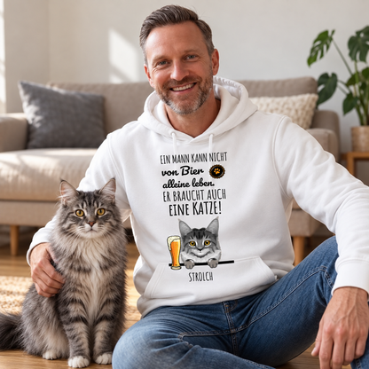 Weißer Hoodie mit Aufdruck: „Ein Mann kann nicht von Bier allein leben, er braucht auch eine Katze!“ рядом с человеком und einer Katze.