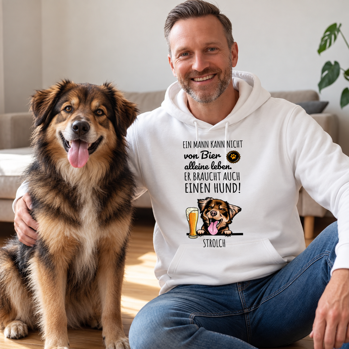 Weißer Hoodie mit Aufdruck "Ein Mann kann nicht von Bier alleine leben, er braucht auch einen Hund" und Illustration eines Hundes, Person mit Hund.