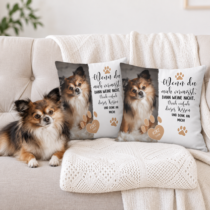 Zwei personalisierte Kissen mit dem Text „Wenn du mich vermisst...“ und einem Bild eines Hundes auf einem Sofa.