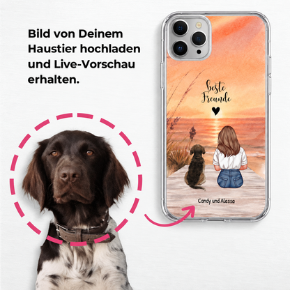 Personalisierte Handyhülle mit Motiv von einer Frau und Hund am Strand, transparente Hülle.