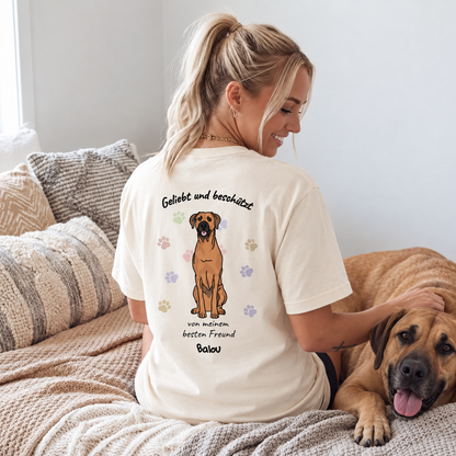 Beige T-Shirt mit Aufdruck "Geliebt und beschützt" und Hundemotiv auf dem Rücken.