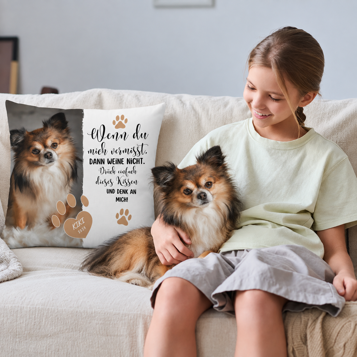 Personalisiertes Kissen mit Hundebild und Text in Schwarz und Beige, auf einem Sofa mit einem Mädchen und einem Hund.