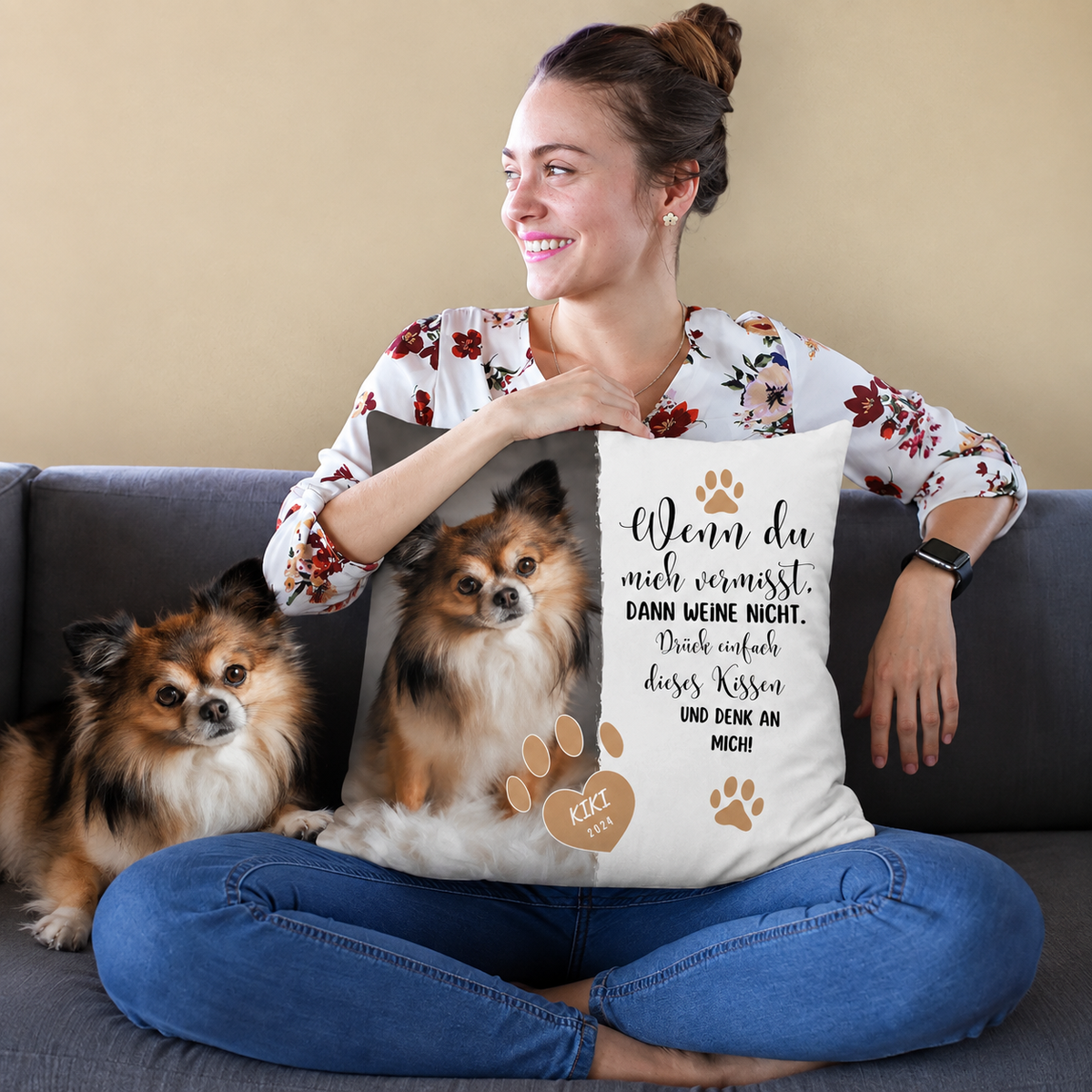 Personalisierbares Kissen mit Hundeabbildung und Text, weißer Hintergrund, auf einem Sofa mit Frau und Hund.