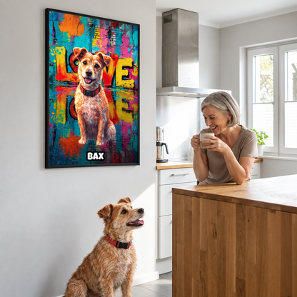 Personalisierter Streetart-Poster mit Hundebild und buntem Hintergrund, hängend an der Wand in einer modernen Küche.