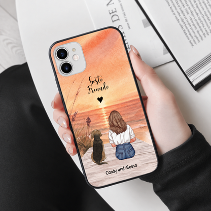 Personalisierte Handyhülle mit Hundeillustration und Sonnenuntergang, beschriftet mit "beste Freunde".