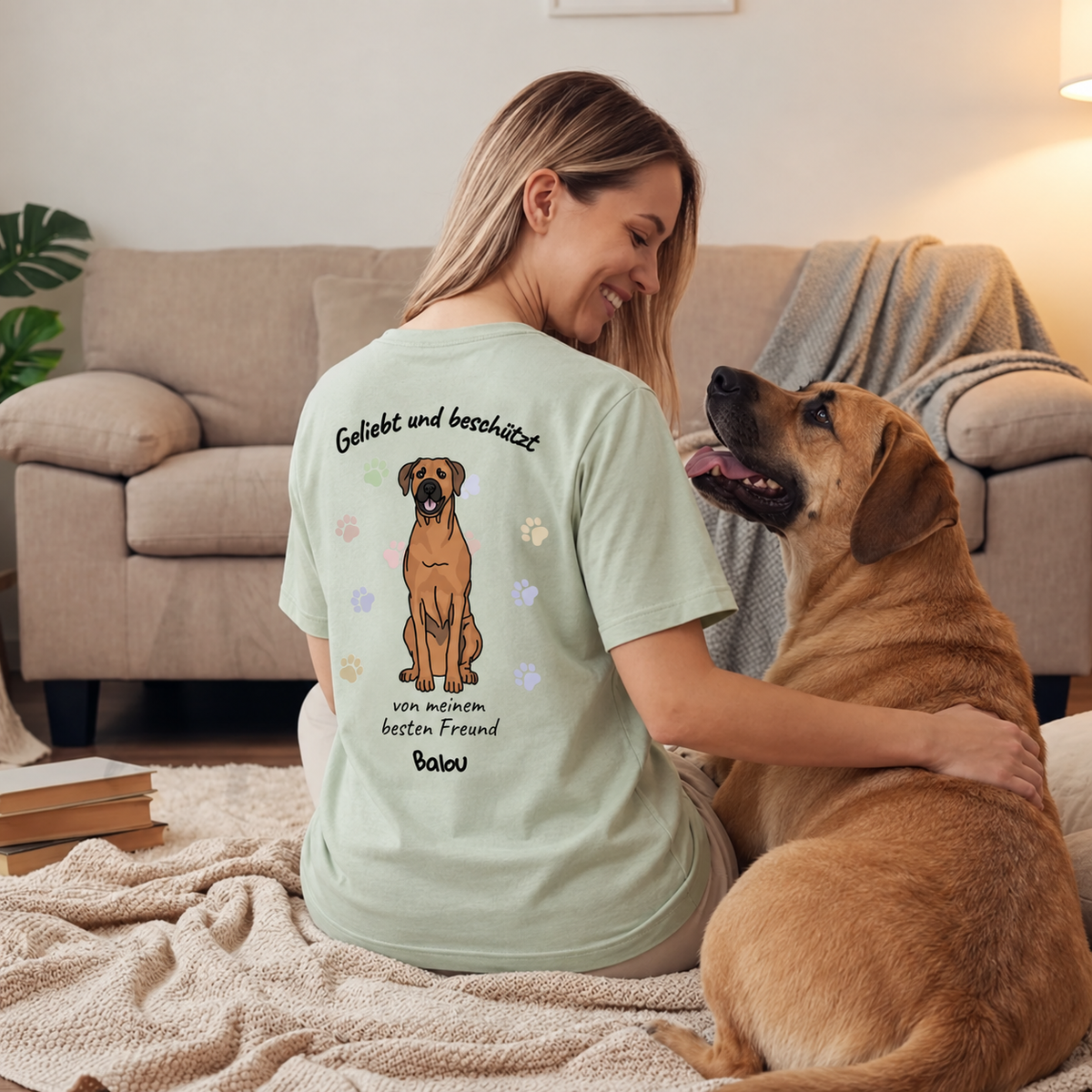 Personalisiertes T-Shirt in mintgrün mit Hundemotiv und beschriftetem Rückenteil.