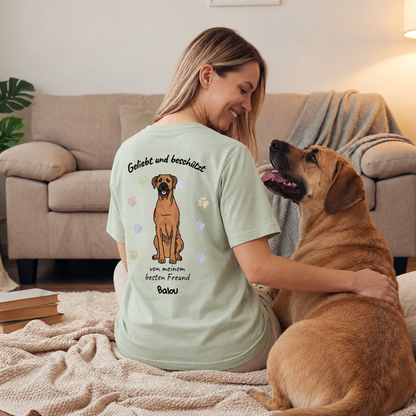 Personalisiertes T-Shirt in mintgrün mit Hundemotiv und beschriftetem Rückenteil.