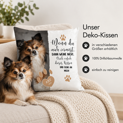Personalisiertes Dekokissen mit Hundebild, Schriftzug und Pfotenmotiven, aus 100% Baumwolle.