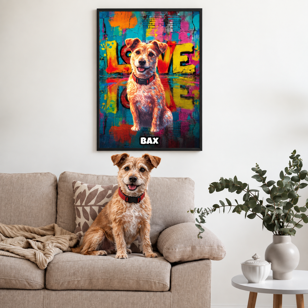 Personalisierte Streetart-Poster mit Hundemotiv, dekorativ in kräftigen Farben, im Rahmen, an der Wand. Hund auf Couch.