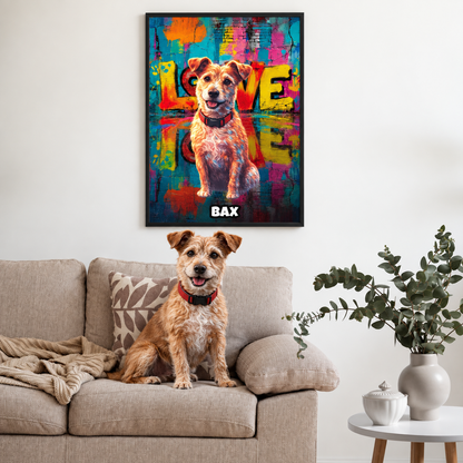 Personalisierte Streetart-Poster mit Hundemotiv, dekorativ in kräftigen Farben, im Rahmen, an der Wand. Hund auf Couch.